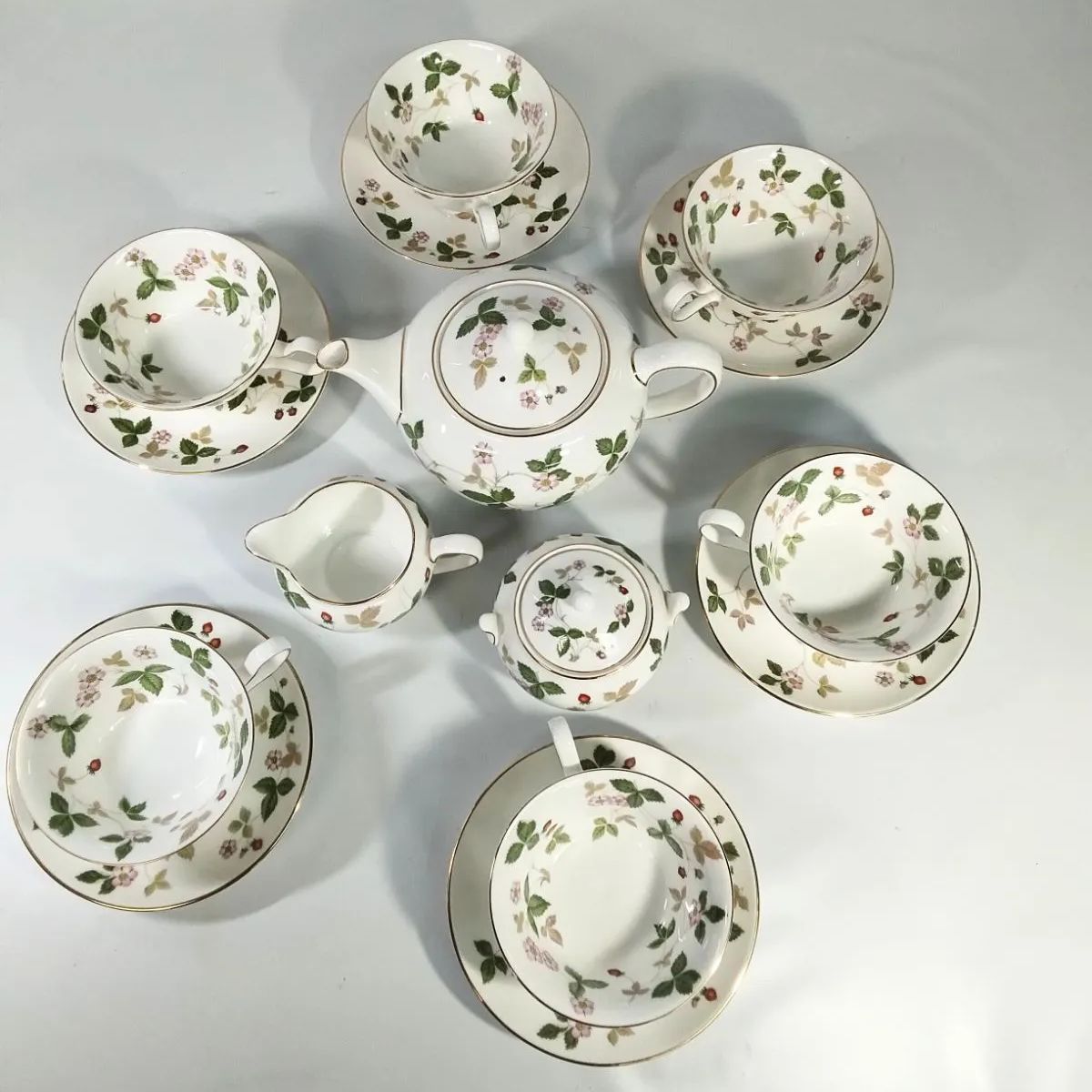 ウェッジウッド ワイルドストロベリー 黒壺 ティーカップ＆ソーサー 6客 ティーポット シュガーポット クリーマー各 計9点セット NO 01071