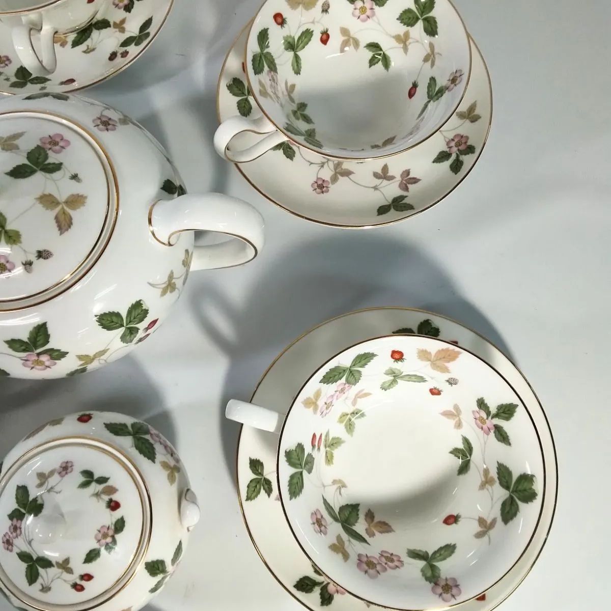  ウェッジウッド ワイルドストロベリー 黒壺 ティーカップ＆ソーサー 6客 ティーポット シュガーポット クリーマー各 計9点セット NO 01071 セット皿 鍋敷きセット カップ ソーサー コーヒー ティーカップ