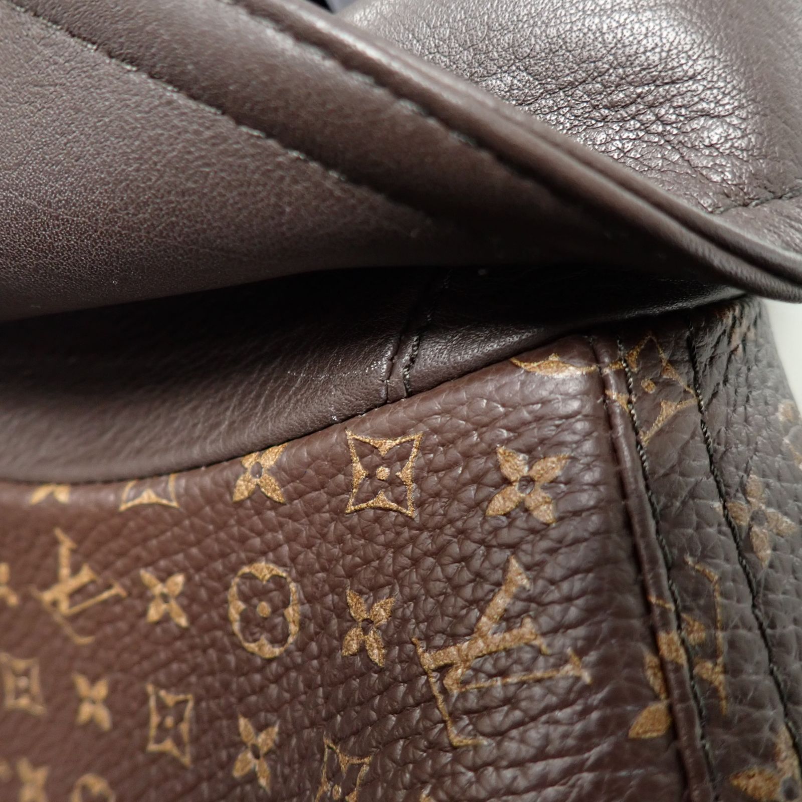 美品 LOUIS VUITTON ルイヴィトン エンベリッシュド レザートラッカー