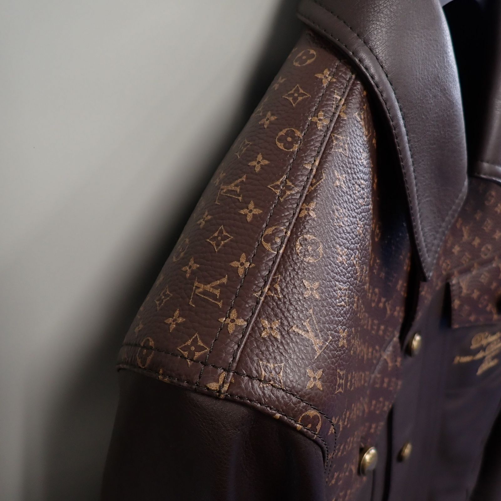 美品 LOUIS VUITTON ルイヴィトン エンベリッシュド レザートラッカー 