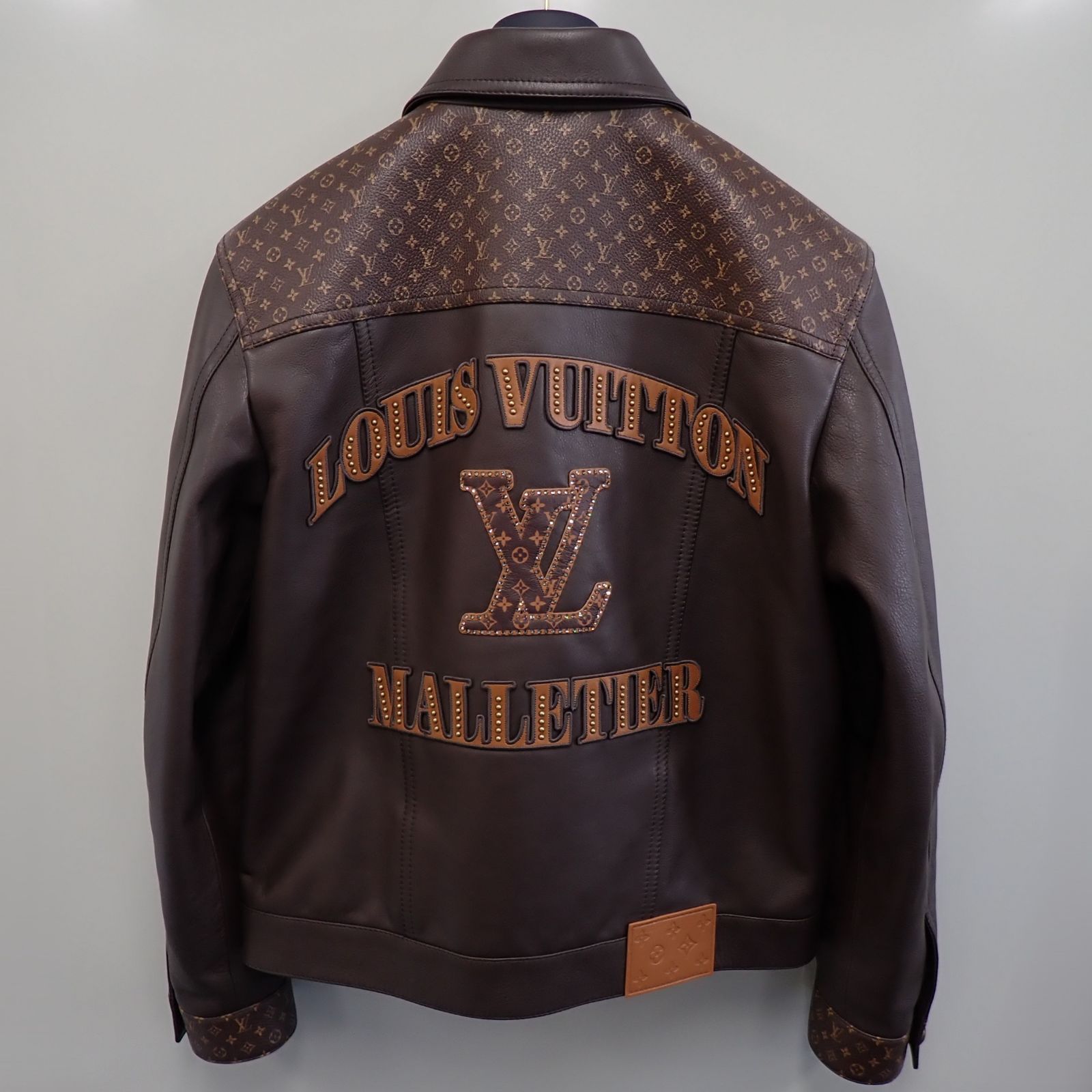 美品 LOUIS VUITTON ルイヴィトン エンベリッシュド レザートラッカー
