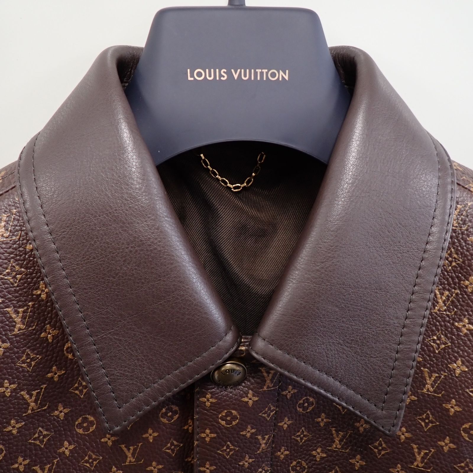 美品 LOUIS VUITTON ルイヴィトン エンベリッシュド レザートラッカー
