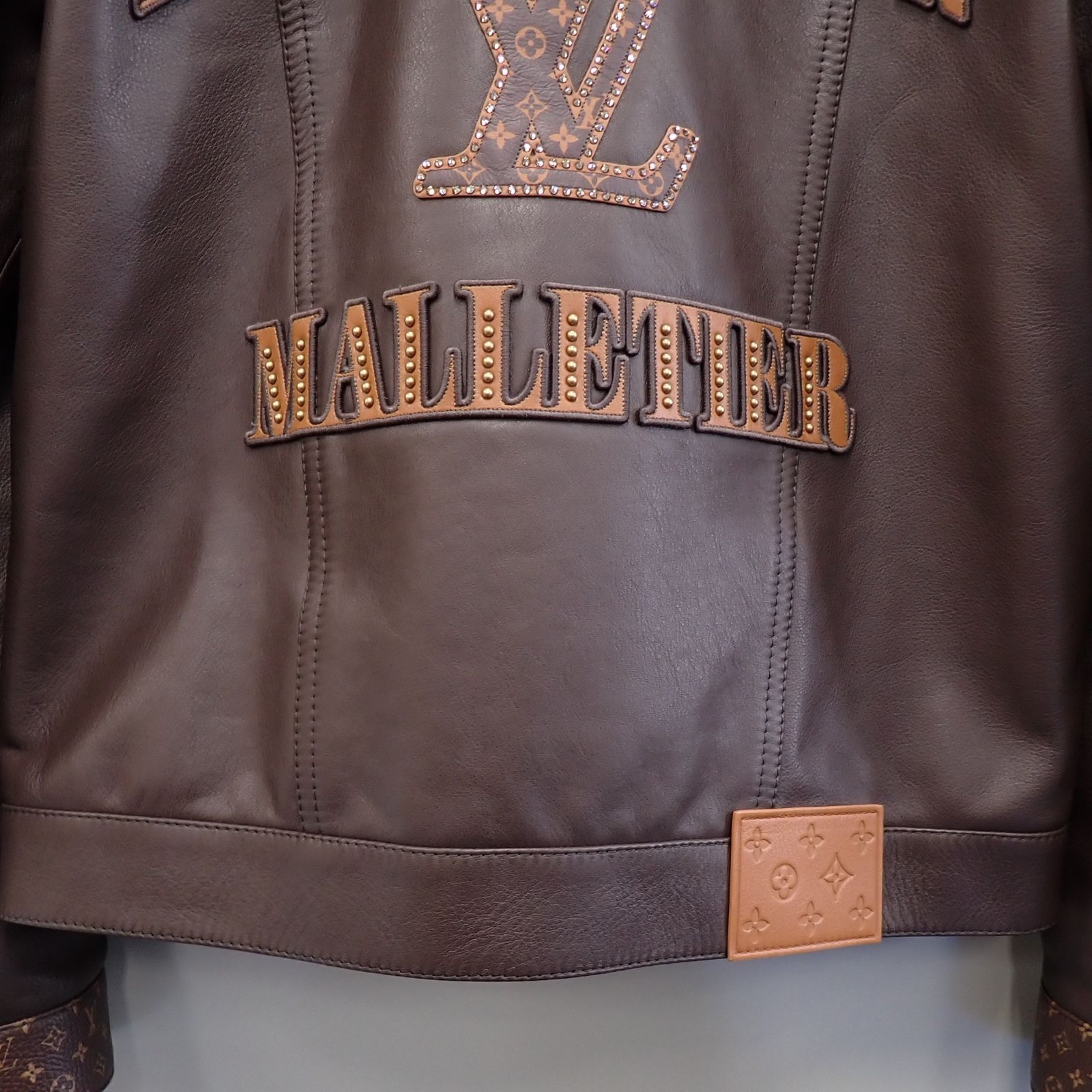 美品 LOUIS VUITTON ルイヴィトン エンベリッシュド レザートラッカー