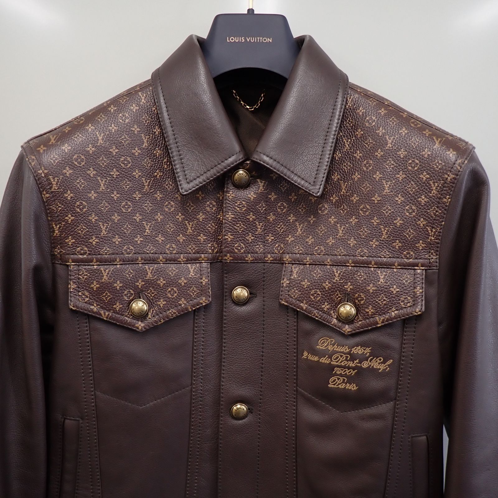 美品 LOUIS VUITTON ルイヴィトン エンベリッシュド レザートラッカー