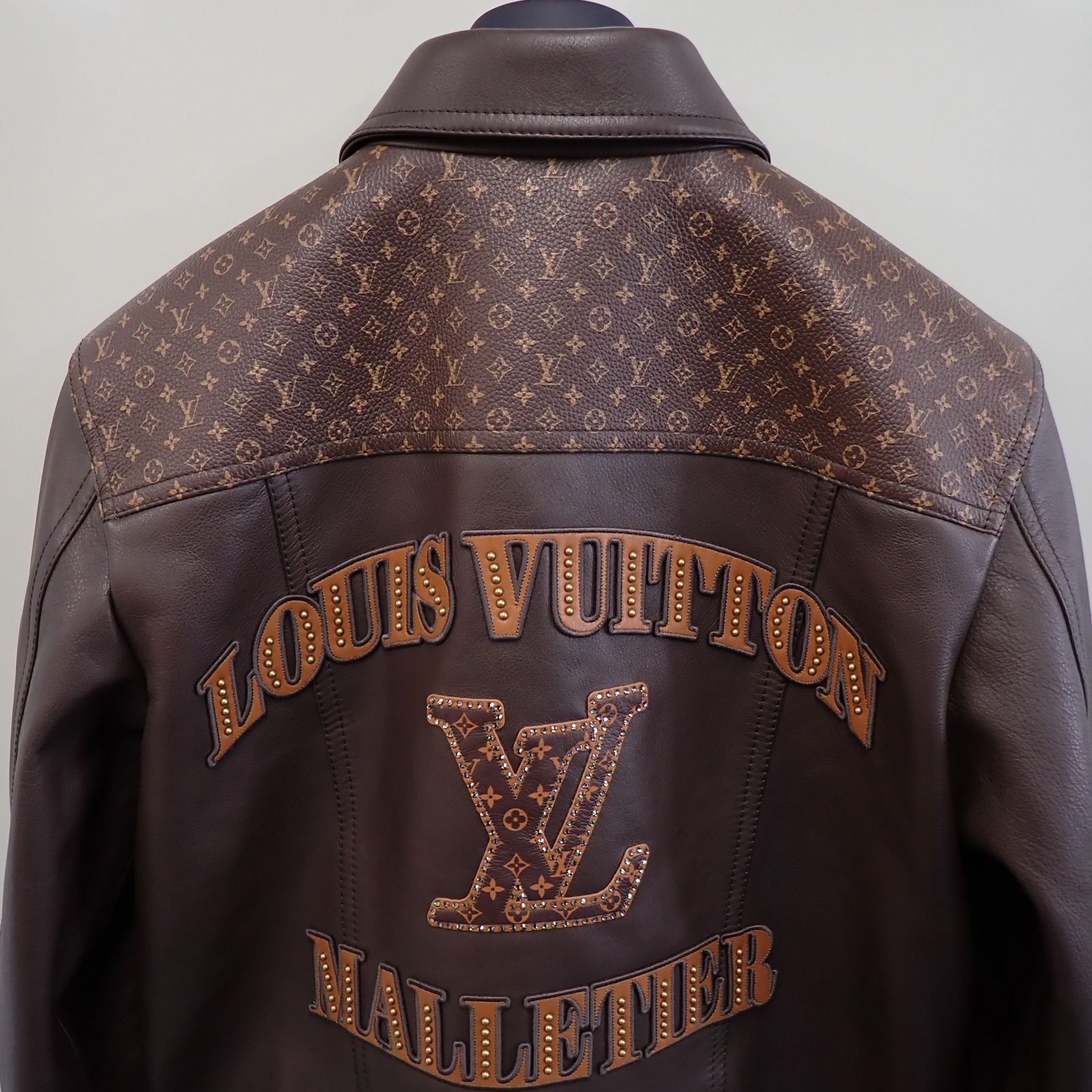 美品 LOUIS VUITTON ルイヴィトン エンベリッシュド レザートラッカー