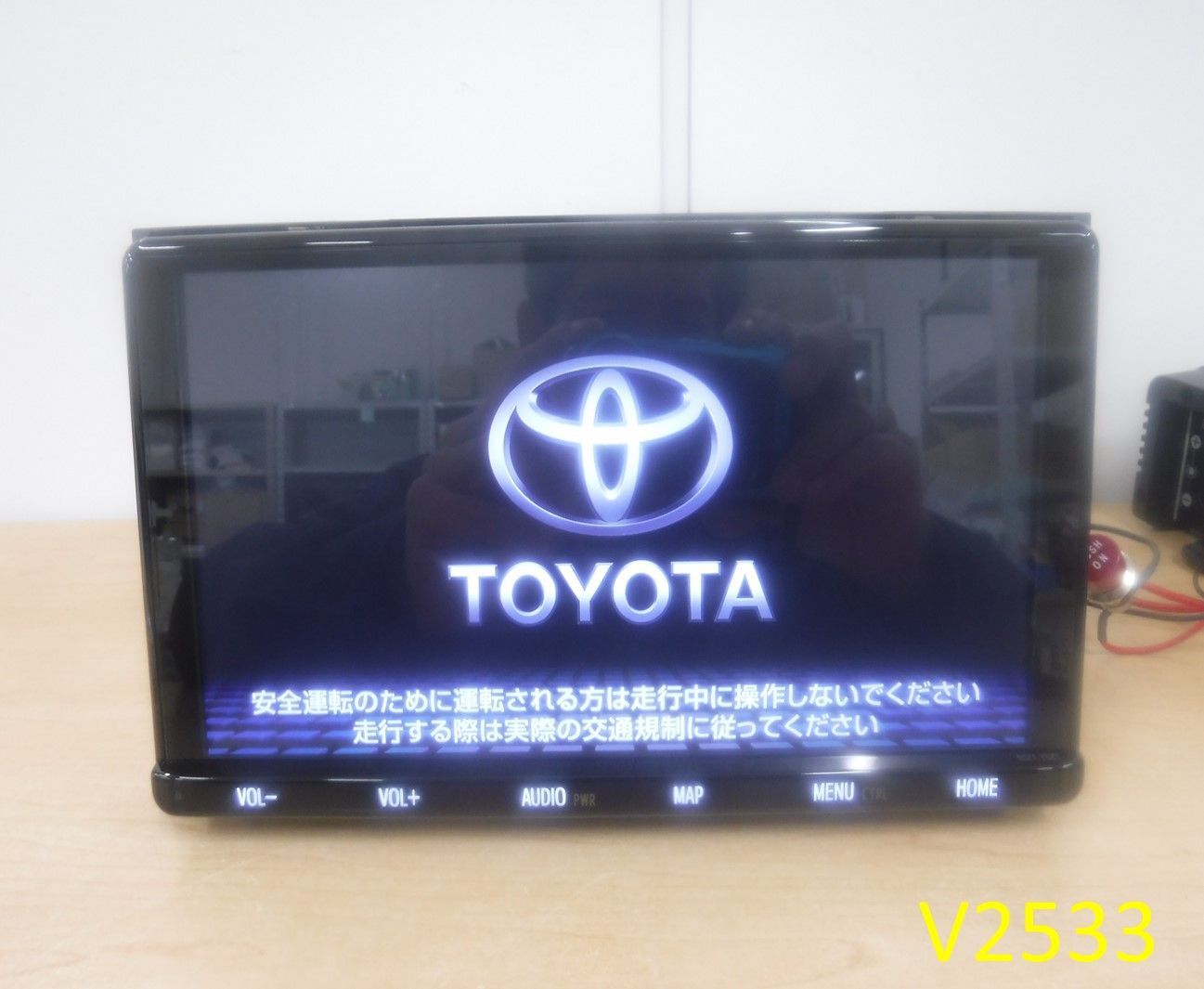 V 2533 _SDナビ TOYOTA NSZT Y 68 T セキュリティロック 取り外し前 取り外し 彡