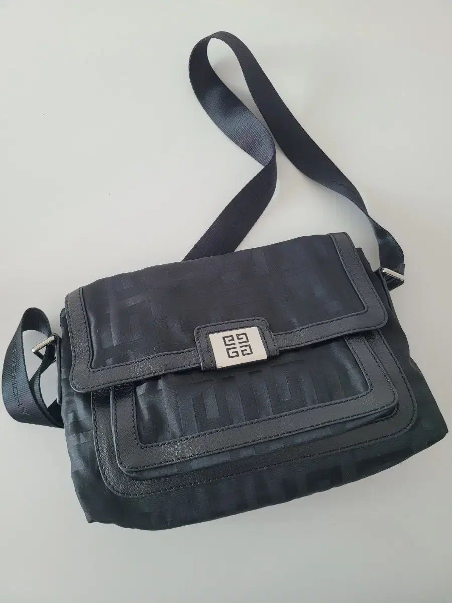 ジバンシィ ブラック クロス バッグ