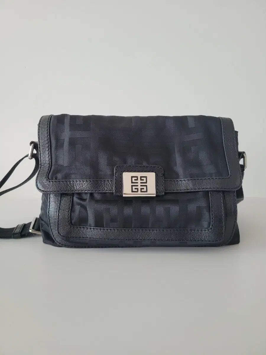 ジバンシィ ブラック クロス バッグ