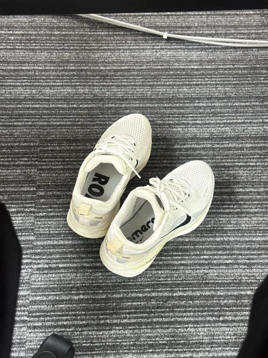 ナイキ ボメロ18 白 スニーカー 240