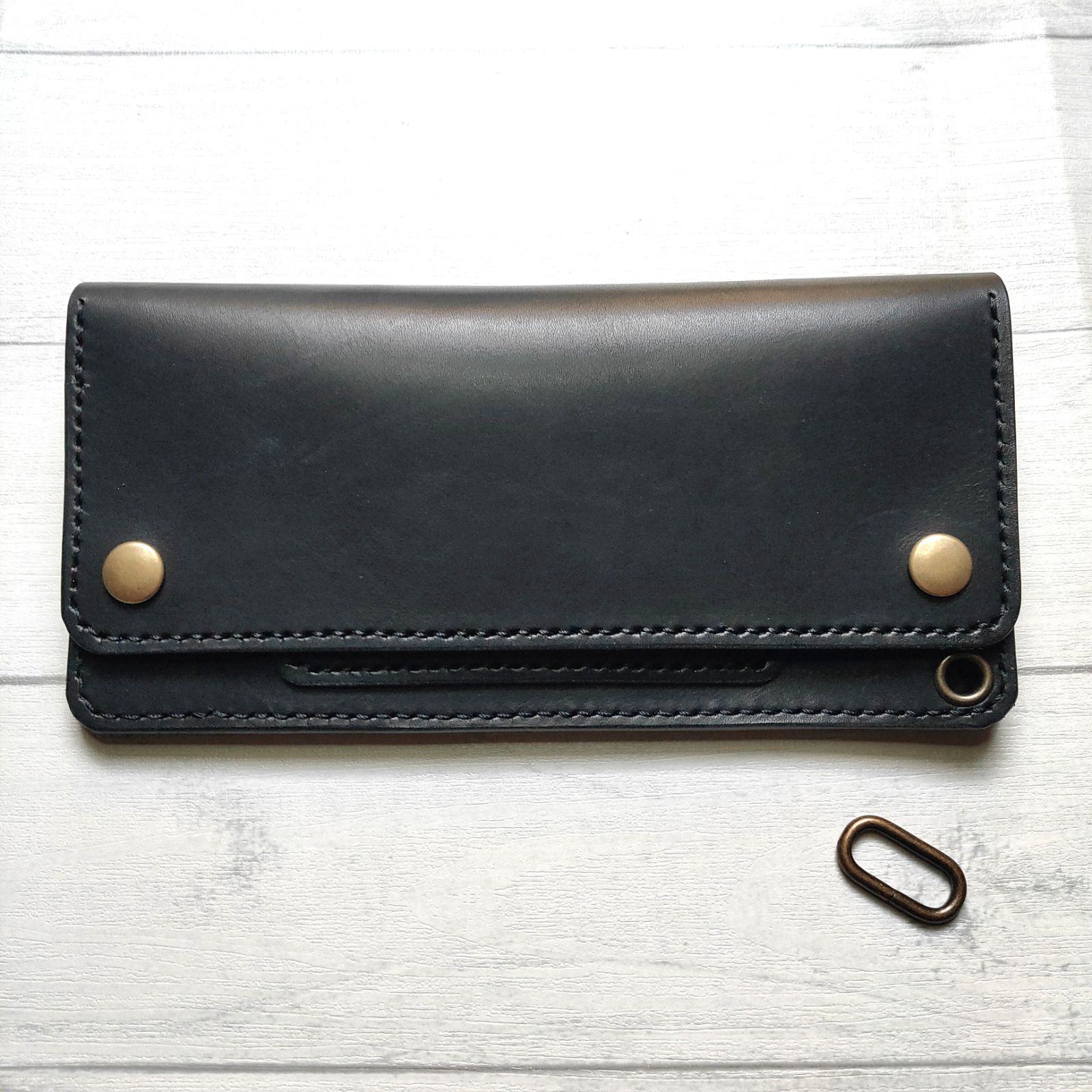 牛革トラッカーウォレット　ロングサイズ　 ブラック　金具アンティーク色　シンプル 牛革トラッカーウォレット ロングサイズ ブラック 金具アンティーク色