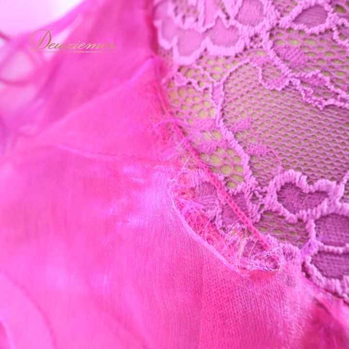 社交ダンス イチオクの華やかな紫がかった濃いピンク色のレースとサテン