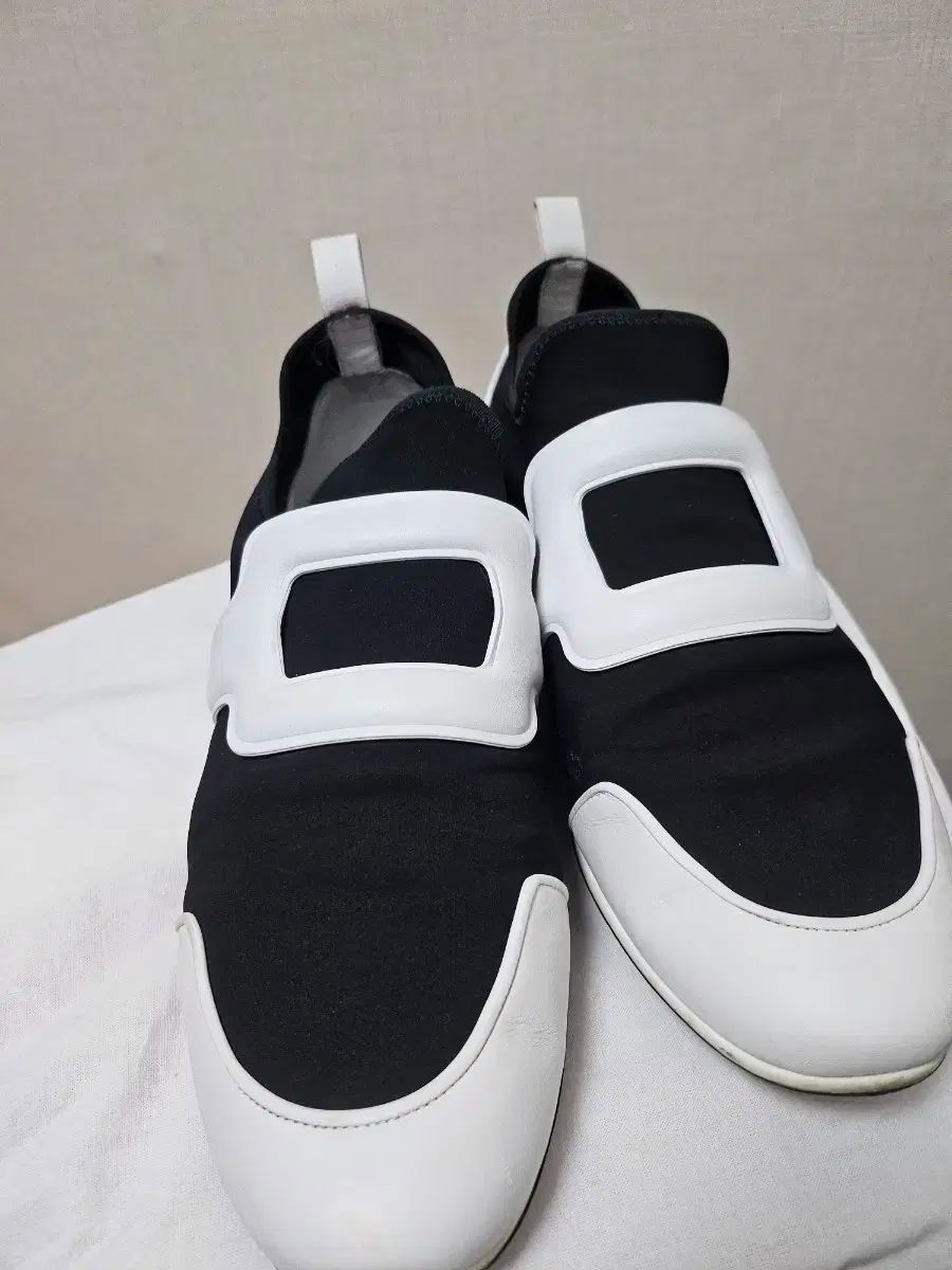 ロジェ・ヴィヴィエ ブラック アンド 白 スニーカー