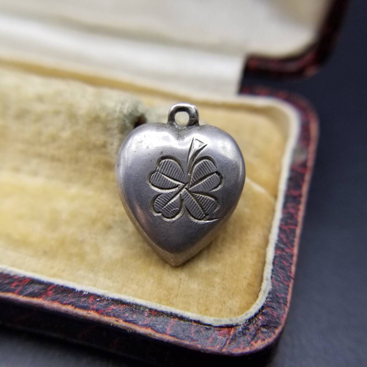 WWII期 四つ葉のクローバー ヴィンテージ パフィーハート 925 シルバー チャーム 銀 ペンダント イニシャルレター B Sweet Heart Y 22 E