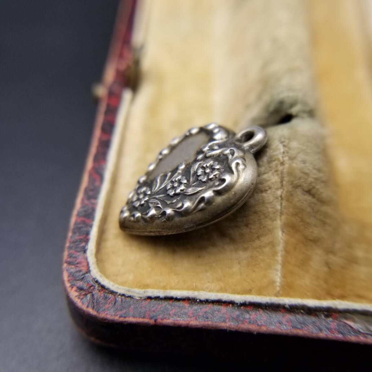 WWII期 3輪の花 ヴィンテージ パフィーハート 925シルバー チャーム ペンダントヘッド フローラル ネーム彫金 Jeanne Sweet Heart Y 22-E