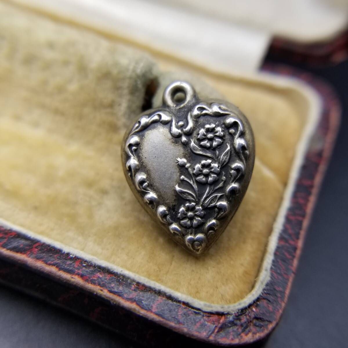 WWII期 3輪の花 ヴィンテージ パフィーハート 925シルバー チャーム ペンダントヘッド フローラル ネーム彫金 Jeanne Sweet Heart Y 22-E