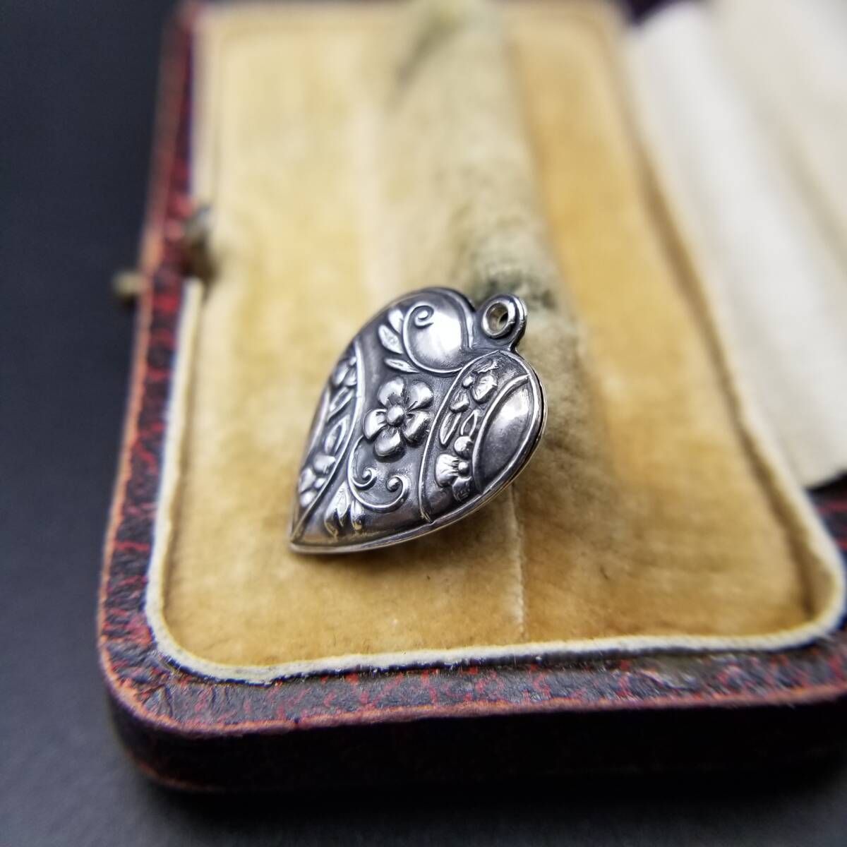 WWII期 アールヌーヴォー フローラル ヴィンテージ パフィーハート 925 シルバー チャーム ペンダントヘッド 花 彫金 Sweet Heart Y 22 E ナチュラルコーデ チャーム 