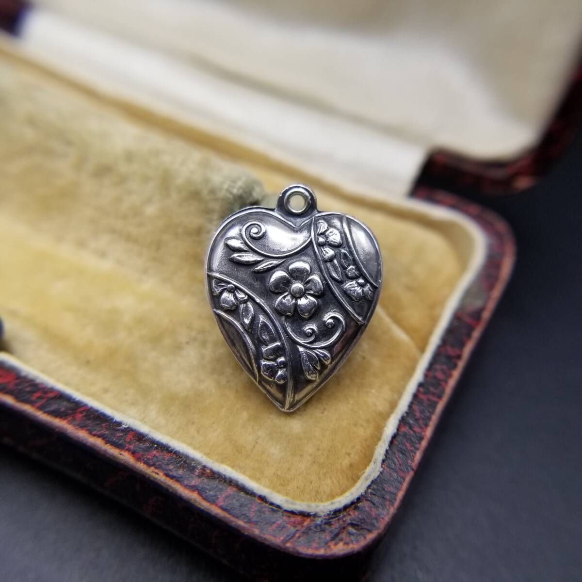 WWII期 アールヌーヴォー フローラル ヴィンテージ パフィーハート 925 シルバー チャーム ペンダントヘッド 花 彫金 Sweet Heart Y 22-E