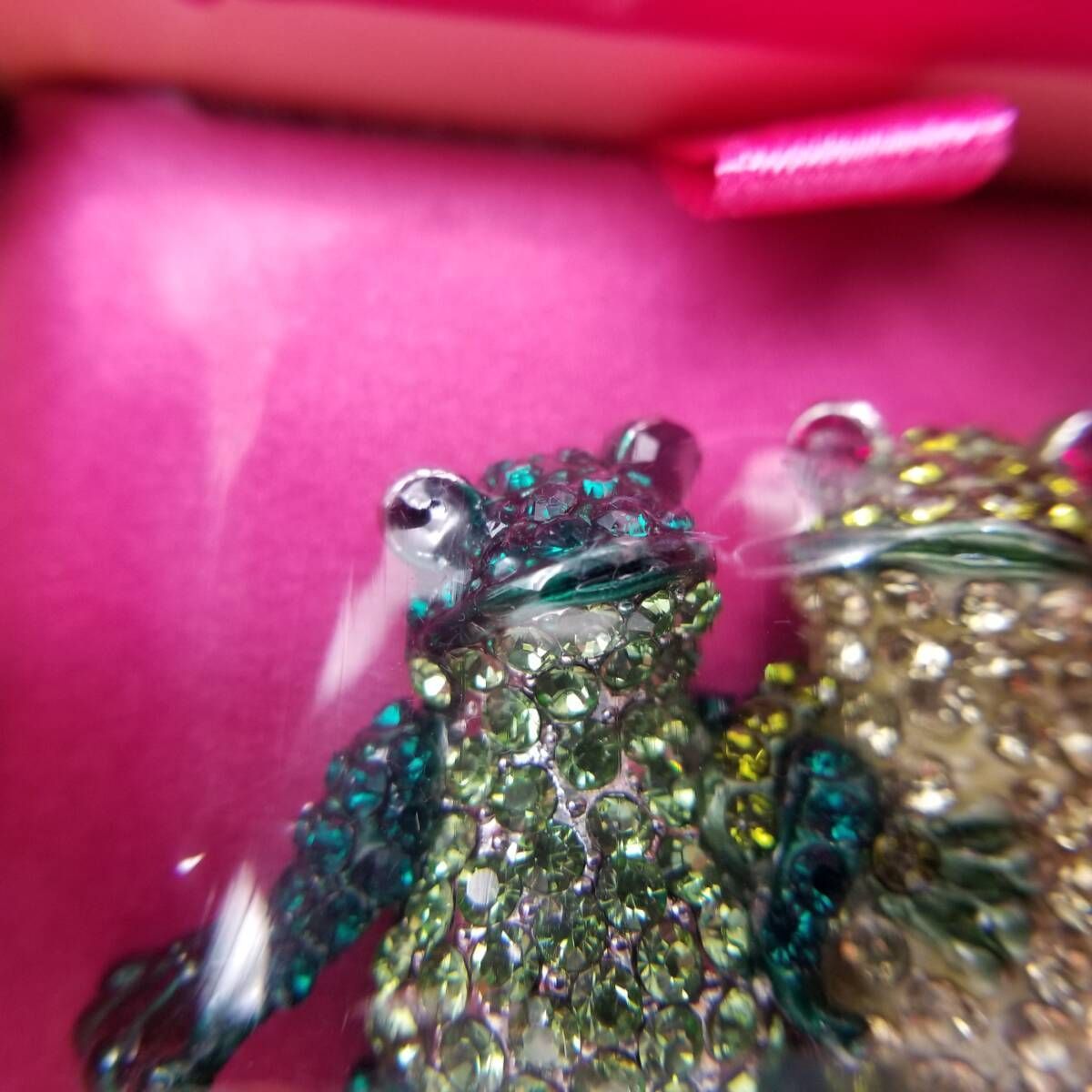 Butler & Wilson 英国 ヴィンテージ 腕を組んで歩くカエル ブローチ