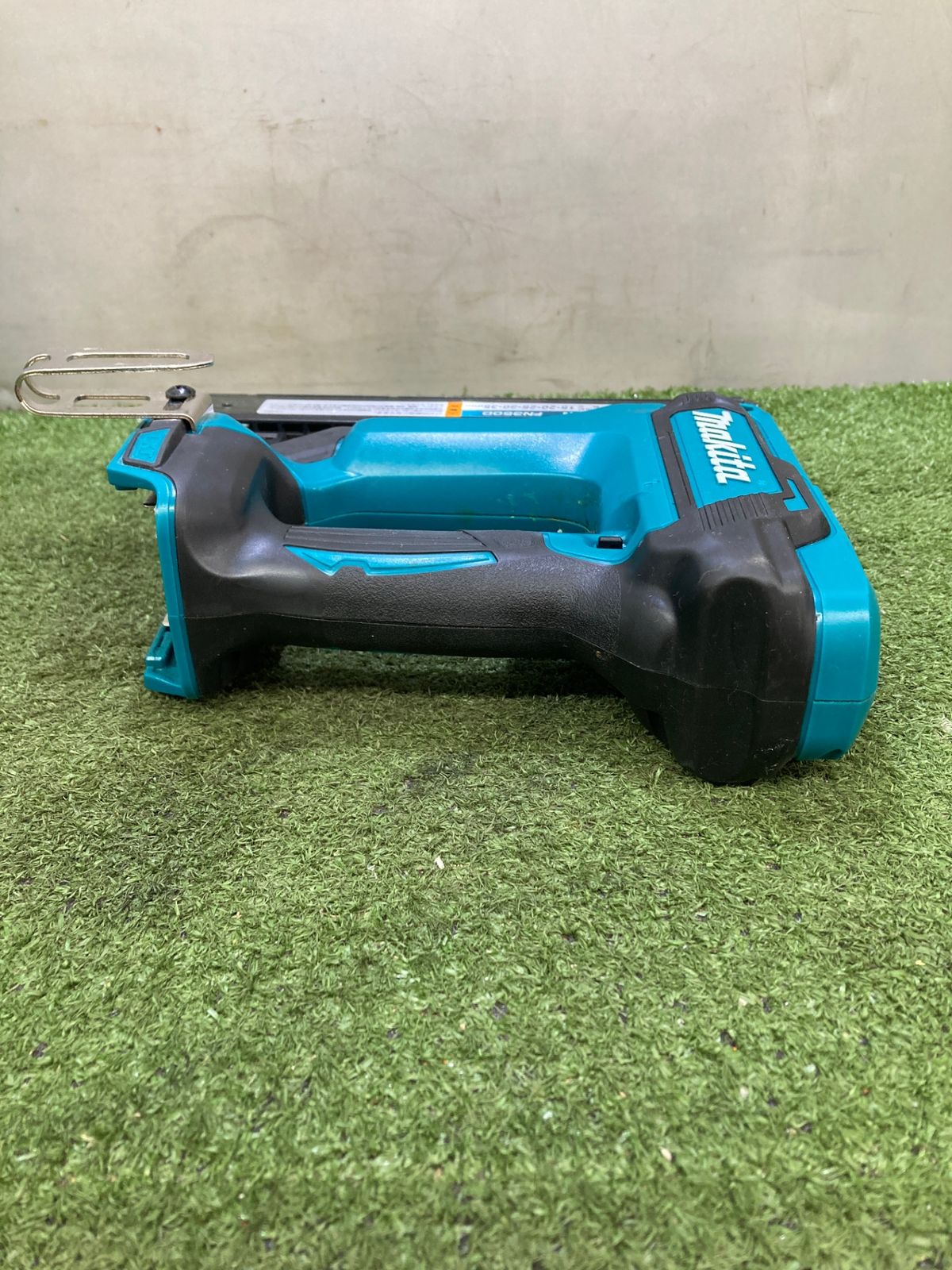  品 0921 makita マキタ 35㎜18 v充電式面木釘打 本体のみ FN 350 DZ その他 電動工具 エア工具