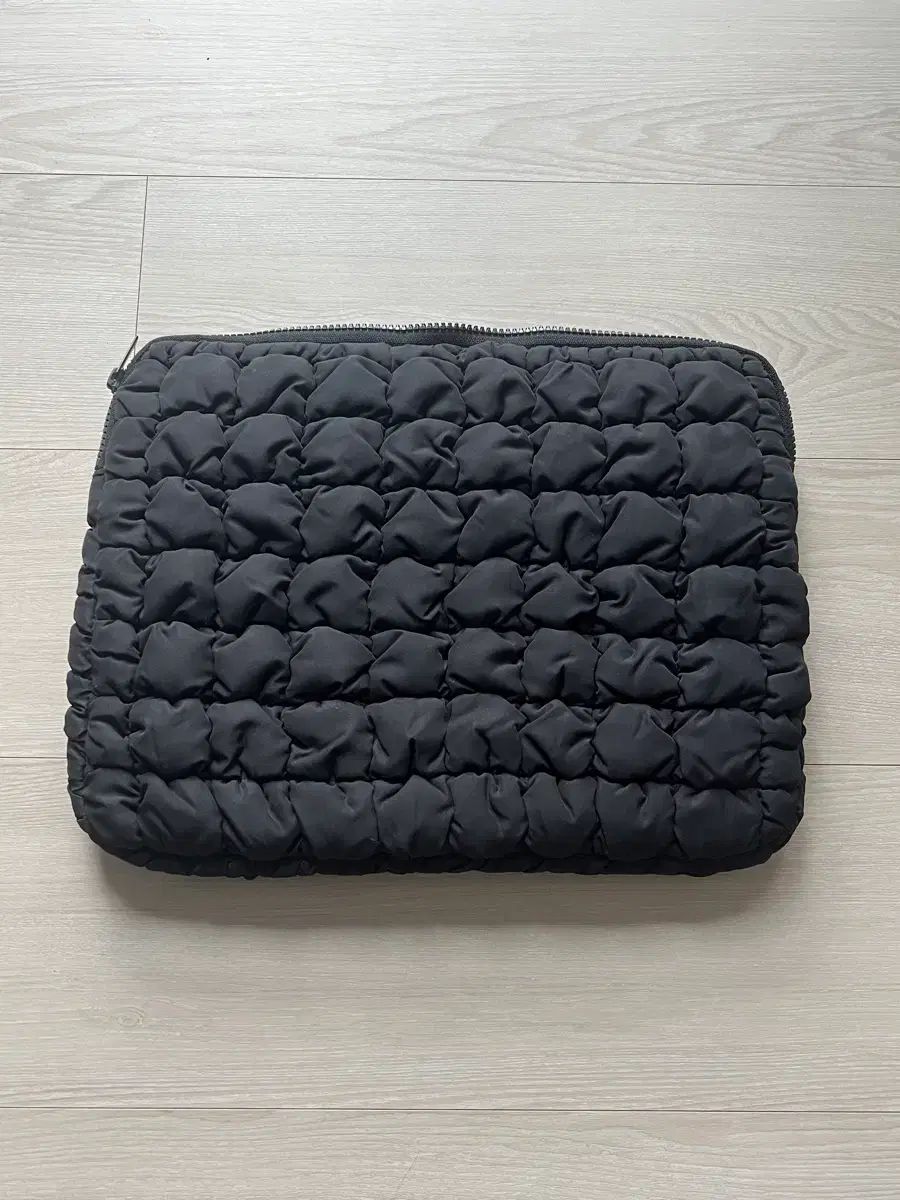 COS コス キルテッド ラップトップ ケース ポーチ ブラック