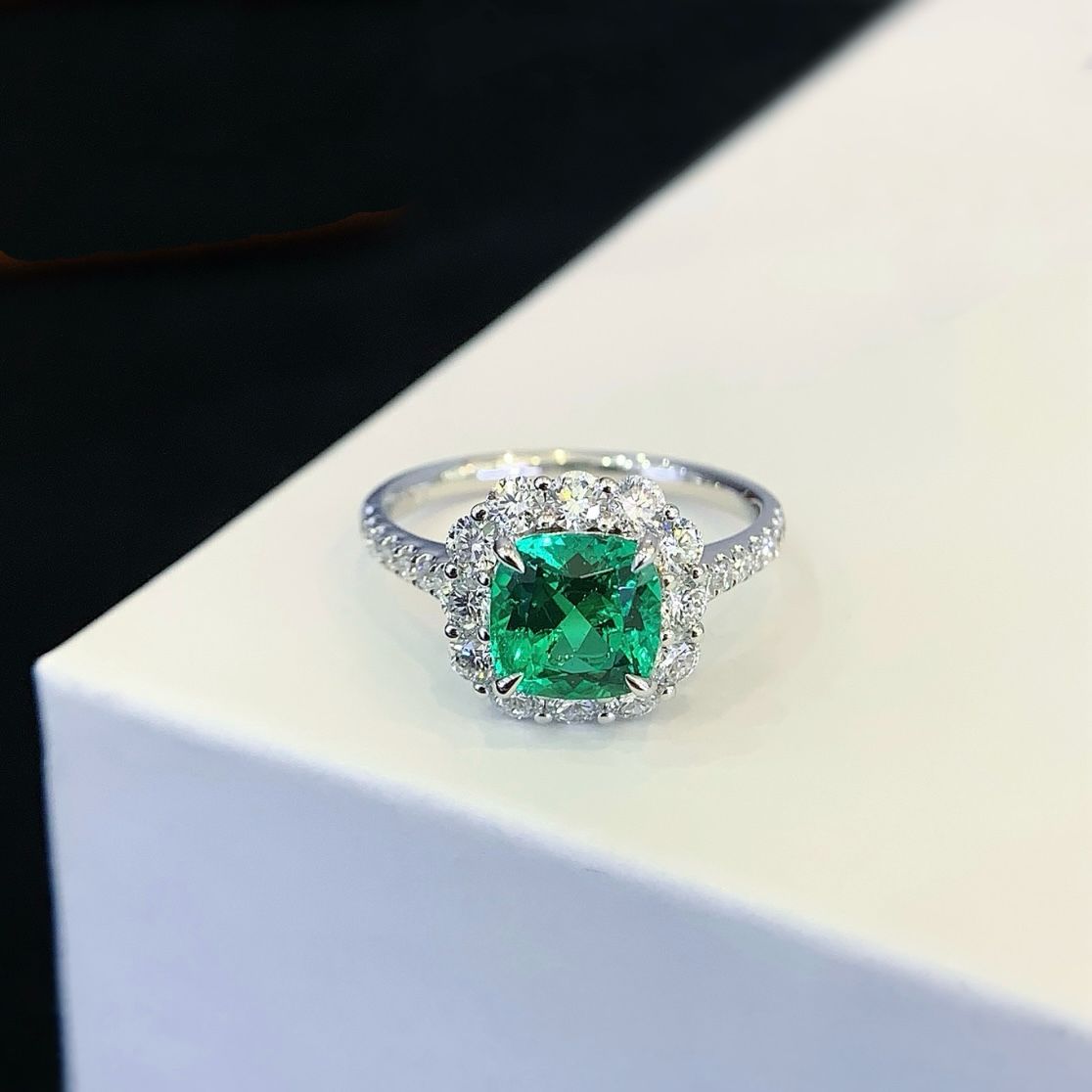 【鑑定済】エメラルド k18 ホワイトゴールド ダイヤモンド〜！週末セール！〜 エメラルドリング／K18／ホワイトゴールド／合計2.29ct／ホワイト