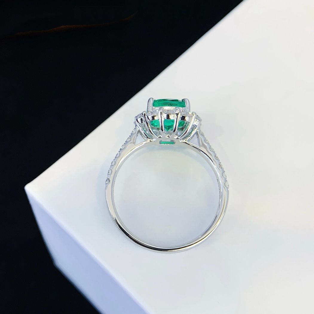 エメラルドリング／K18／ホワイトゴールド／合計2.29ct／ホワイト