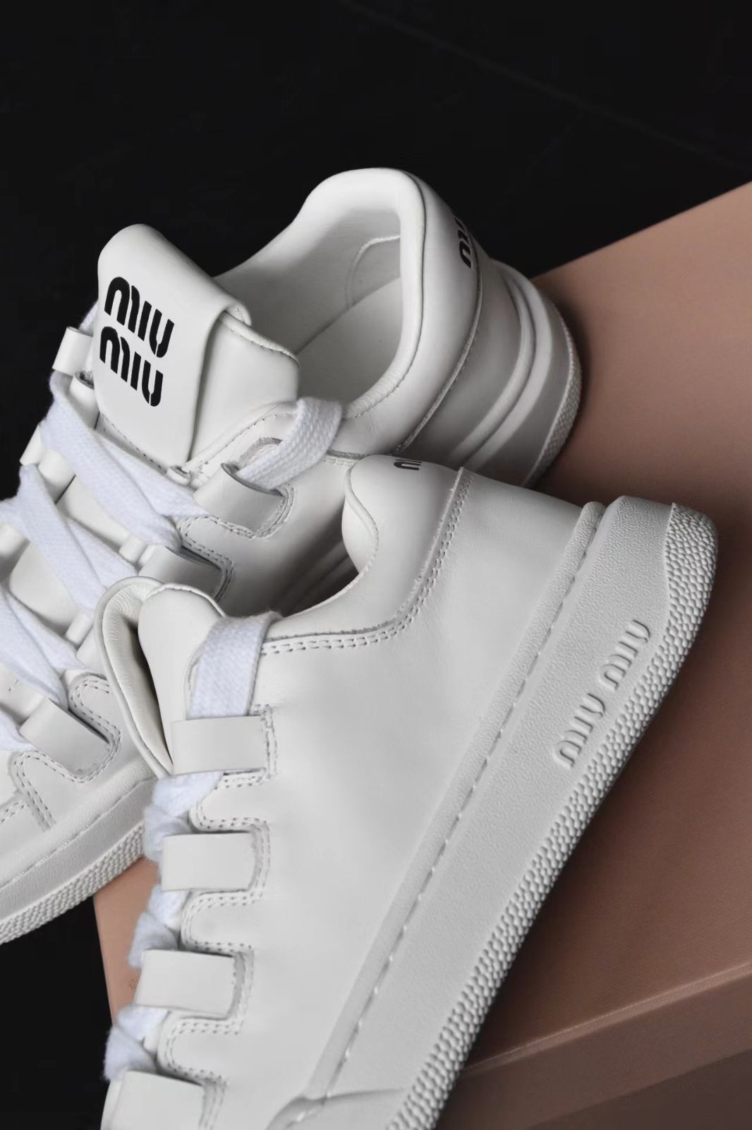 ✦ 美品ミュウミュウ ✦ ホワイト スニーカー ✦ 美品 大人気 MIUMIU ミュウミュウ レディース ファッション スニーカー