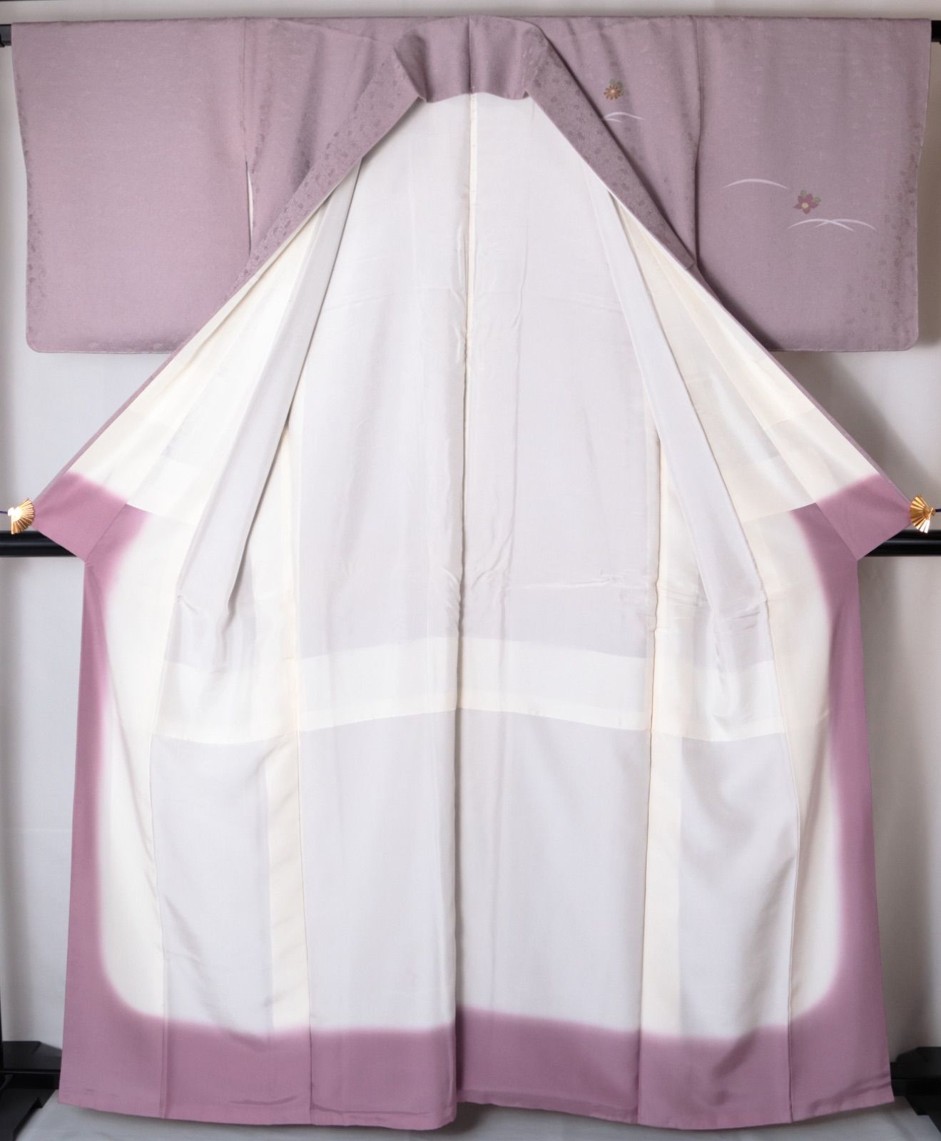 附下 紅藤色地露芝に秋草花 一ツ紋付 染抜中陰五三桐 未着用