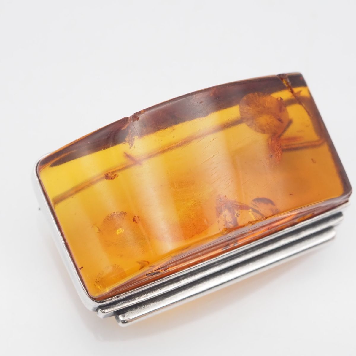 J 684 大粒 琥珀 コハク アンバー 925刻印 ブローチ デザイン シルバー ヴィンテージ