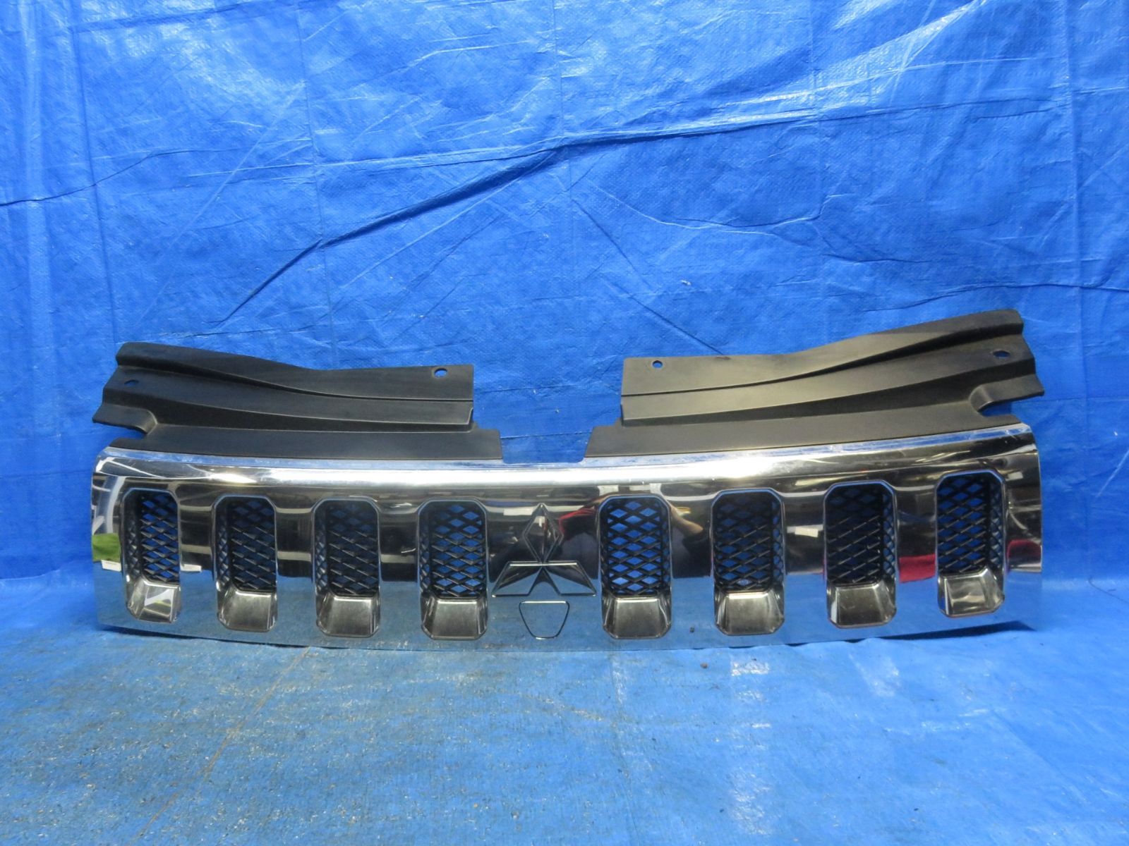 LA7820* 三菱 CV系/CV5W デリカ D5 フロントグリル ラジエターグリル