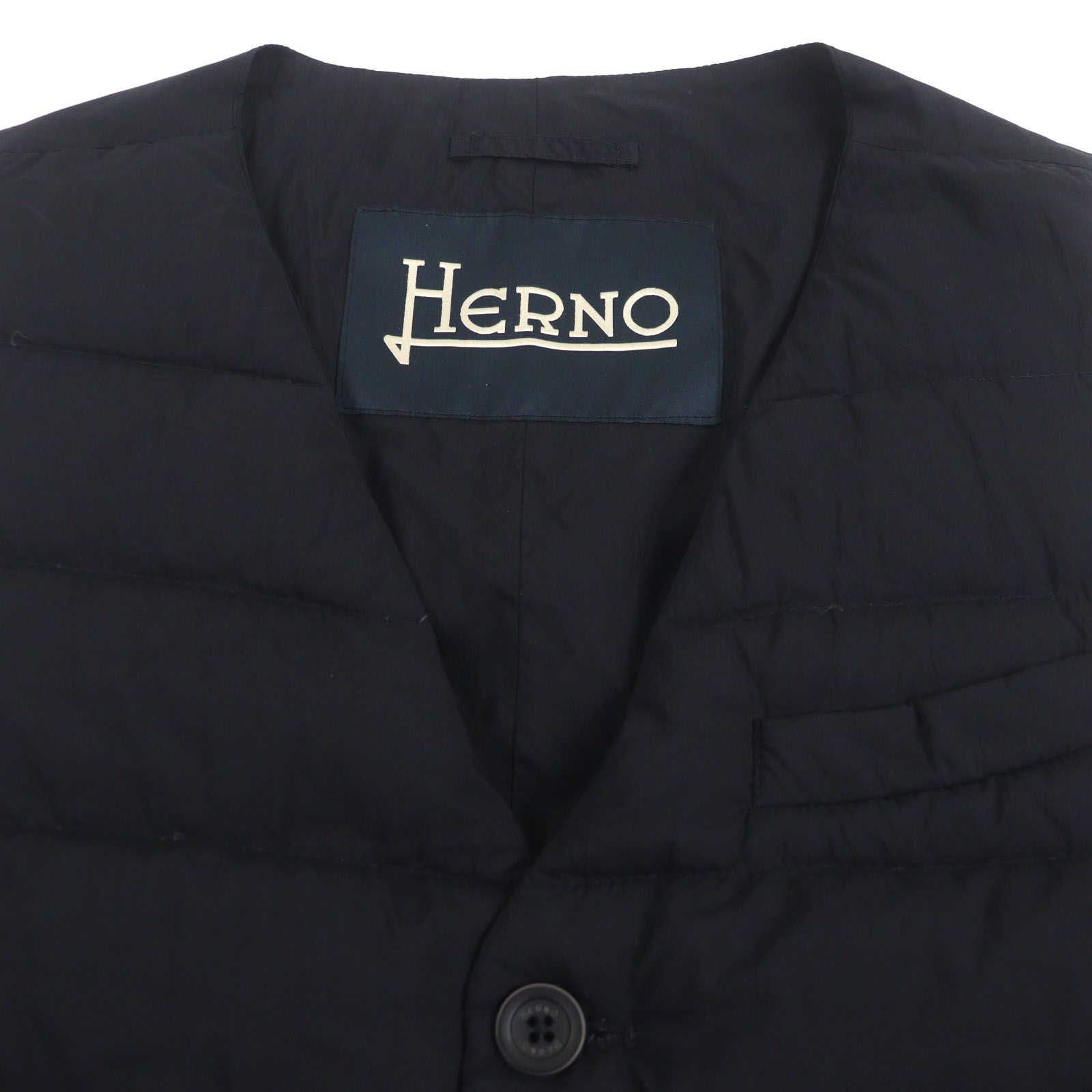 Herno ヘルノ Vネック ロゴ入りボタン プレート付き 軽量タイプ ジレ ライトダウンベスト ブラック 48 メンズ