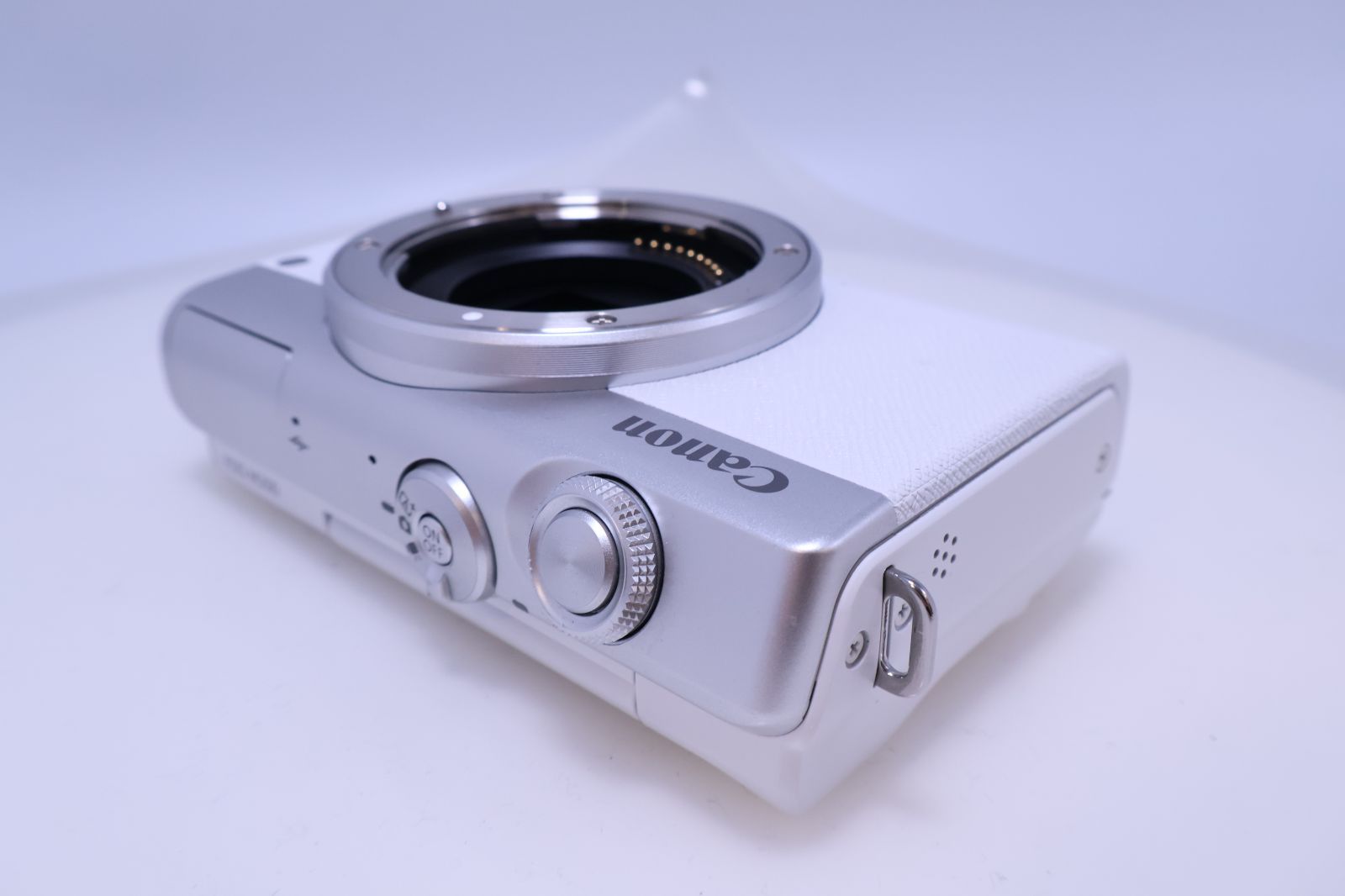 ほぼ新品】Canon EOS M200 ボディー ホワイト EOSM200WH-BODY ミラー