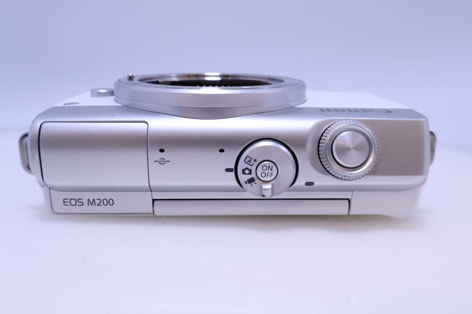 ほぼ新品】Canon EOS M200 ボディー ホワイト EOSM200WH-BODY ミラー
