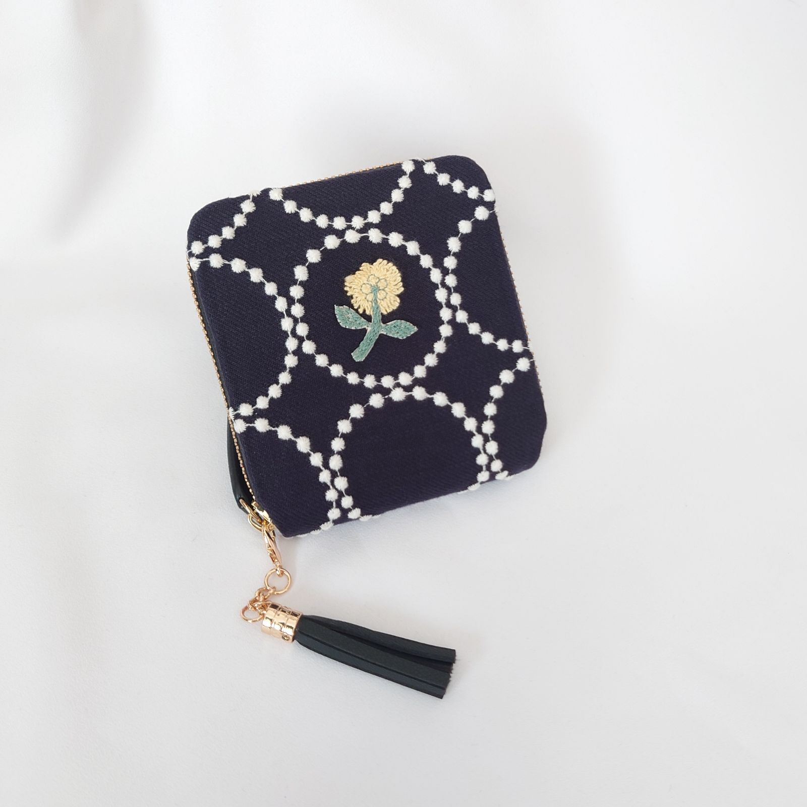 受注製作 刺繍３つ ネイビー×ホワイト タンバリン タッセル付き二つ折り財布 ミナペルホネン
