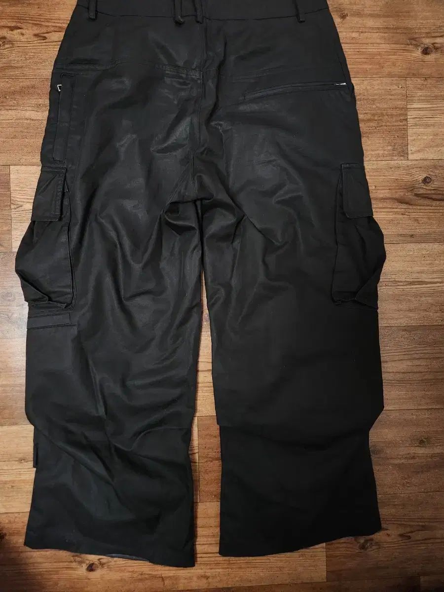 イーエ ストラクチャード カーゴパンツ m