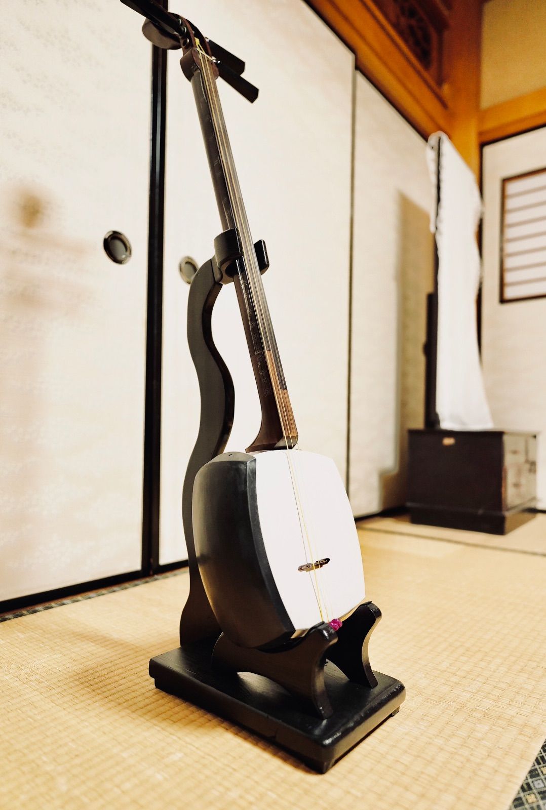 限定1台】手作り木工 注文 木製三味線スタンド （黒漆） タイプA