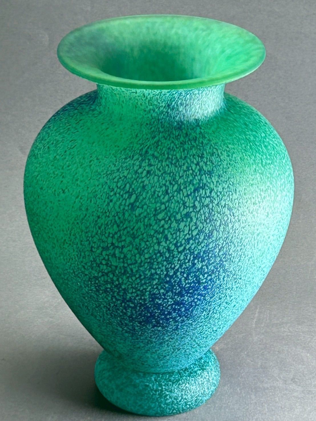 BK208　本物保証　岩田久利 「 流紋 」　ガラス　花器　共箱 幽玄】岩田久利 緑韻 共箱 花瓶 ガラス 骨董品 - メルカリ