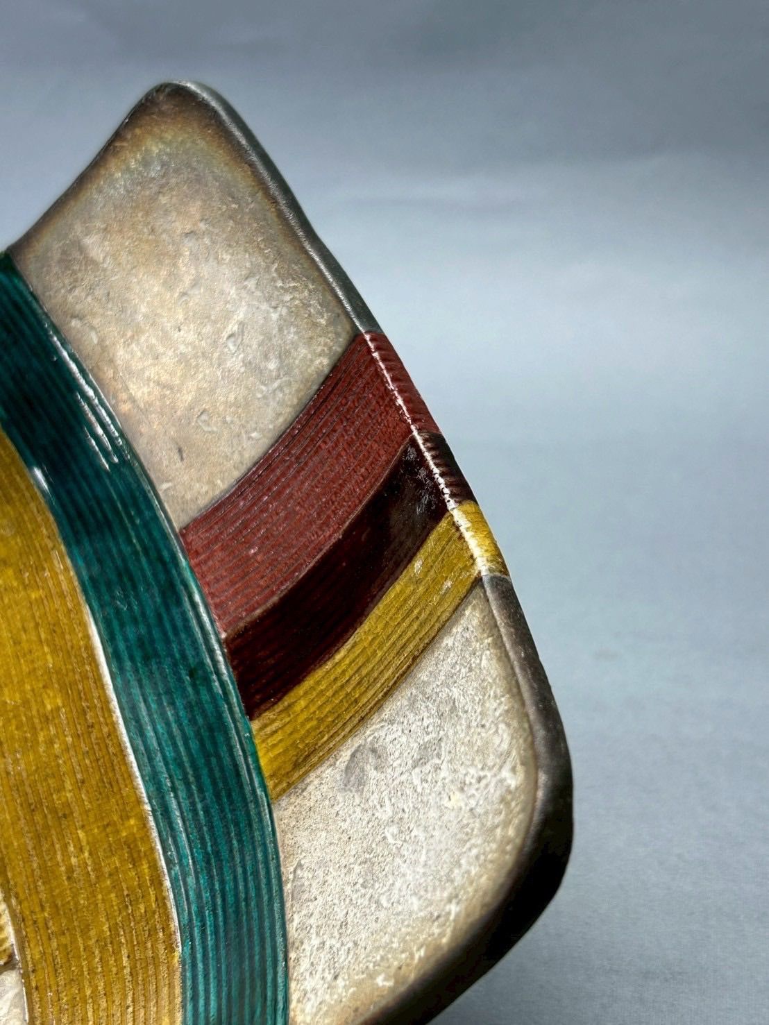 魯山人写 美食道楽 和食器揃え 祥山 色絵銀彩糸巻文四方皿 魯山人写 美食道楽 和食器揃 祥山 色絵銀彩糸巻文四方皿｜トレファクONLINE