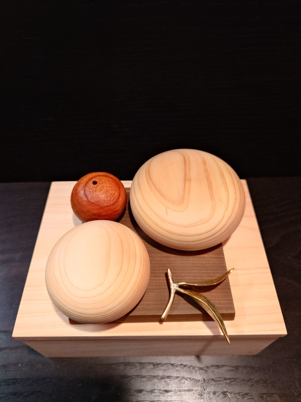木製鏡餅 小 木箱入り 手彫り橙 二枚葉