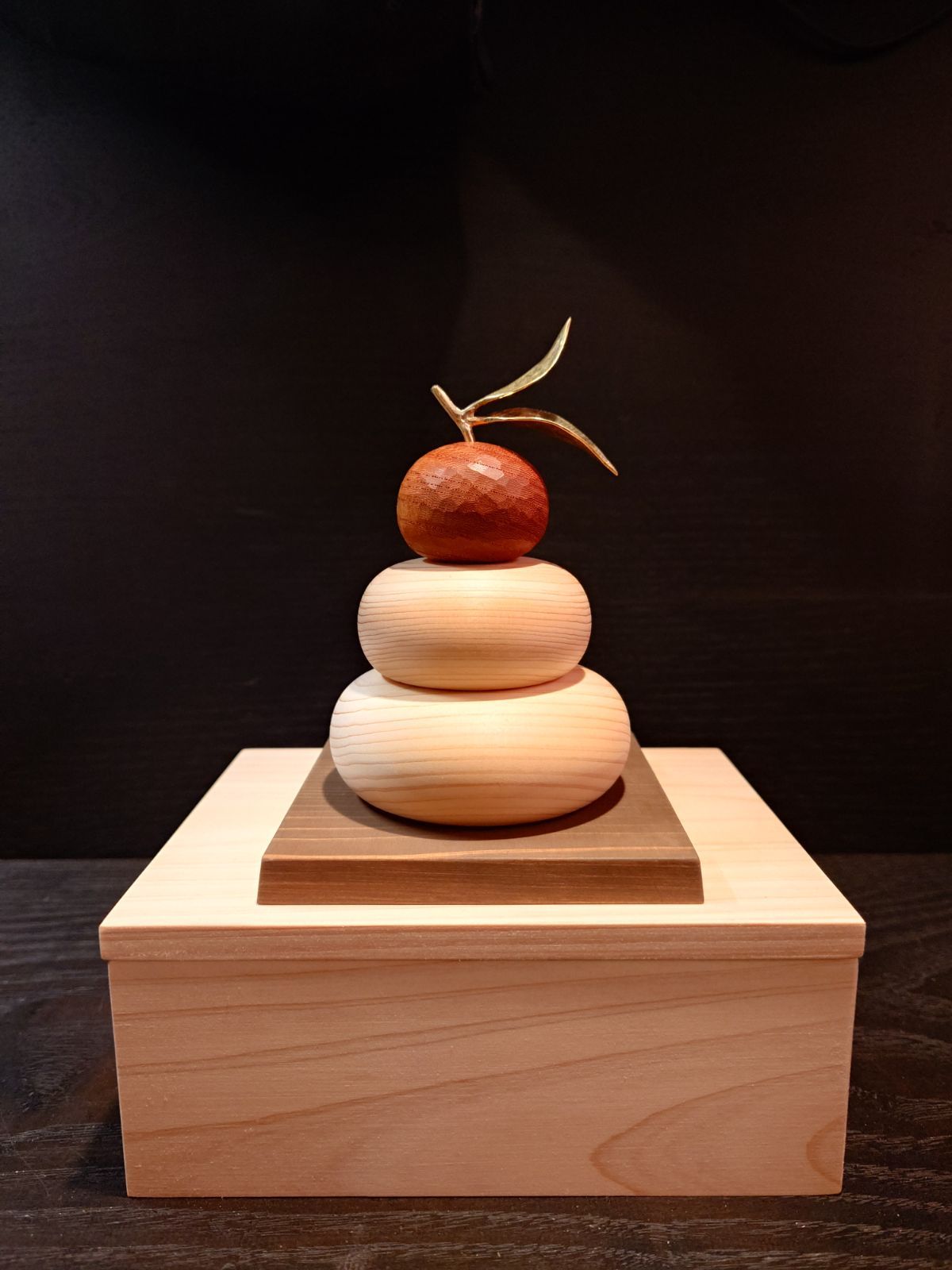 木製鏡餅 小 木箱入り 手彫り橙 二枚葉