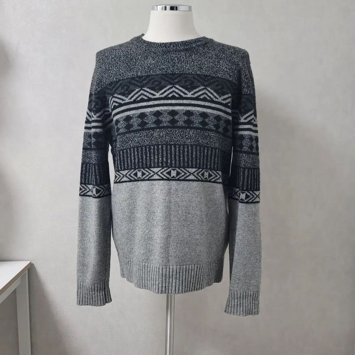 GUESS メンズ クルーネックセーター