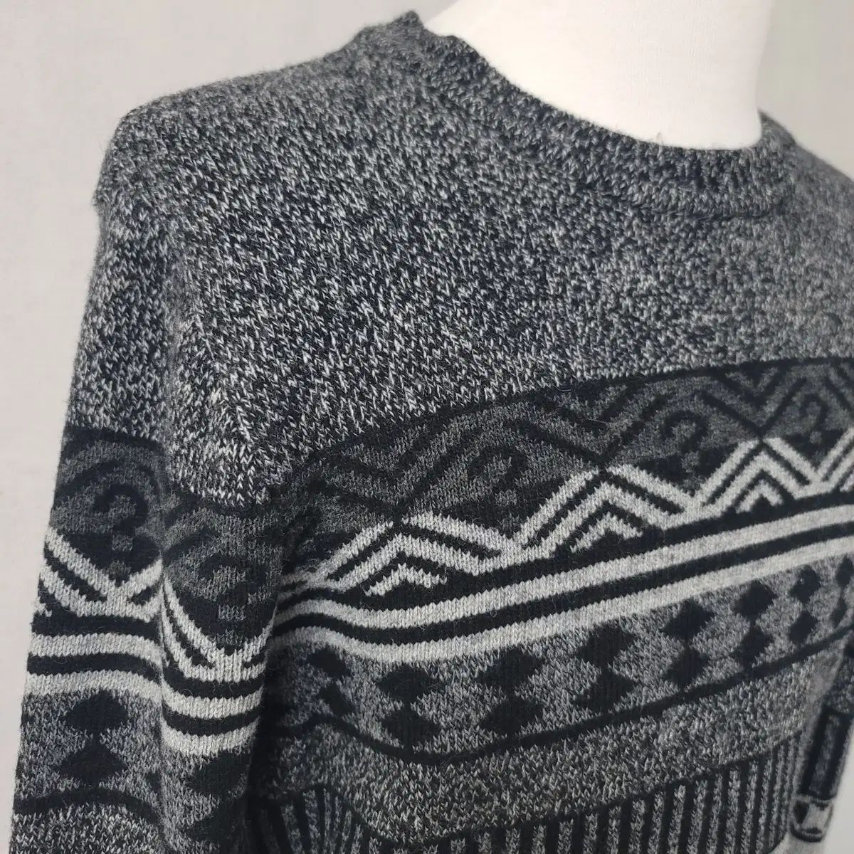 GUESS メンズ クルーネックセーター