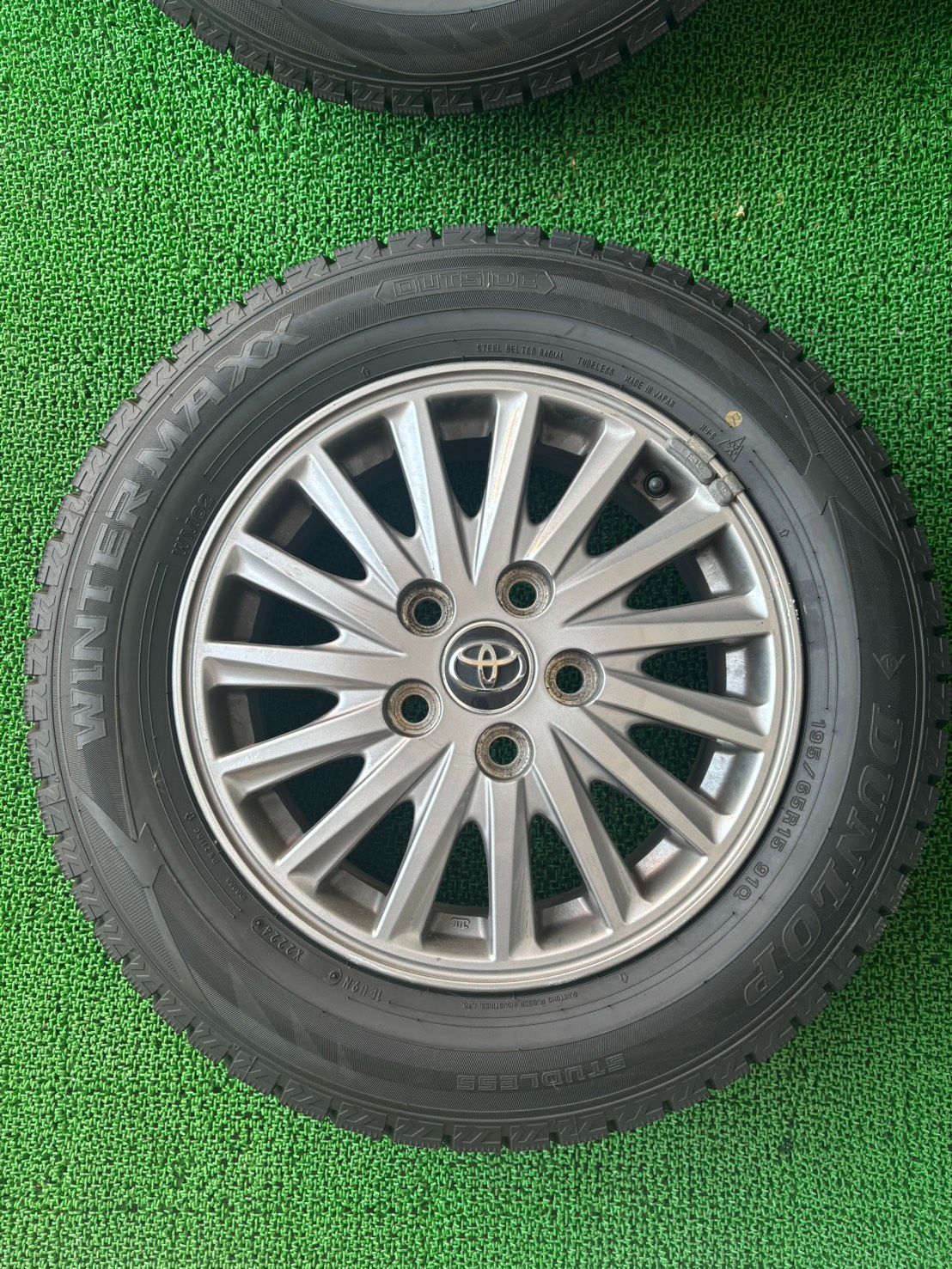 トヨタ エスクァイアHV 15インチアルミ 195 65 R 15 スタッドレス