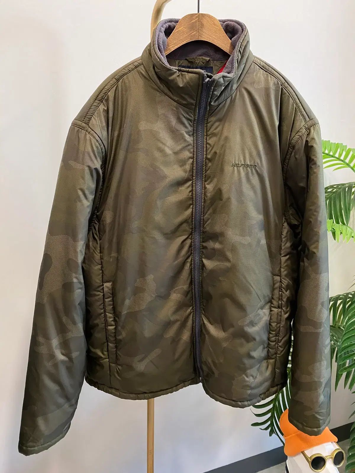 トミーヒルフィガー カモフラ アウター