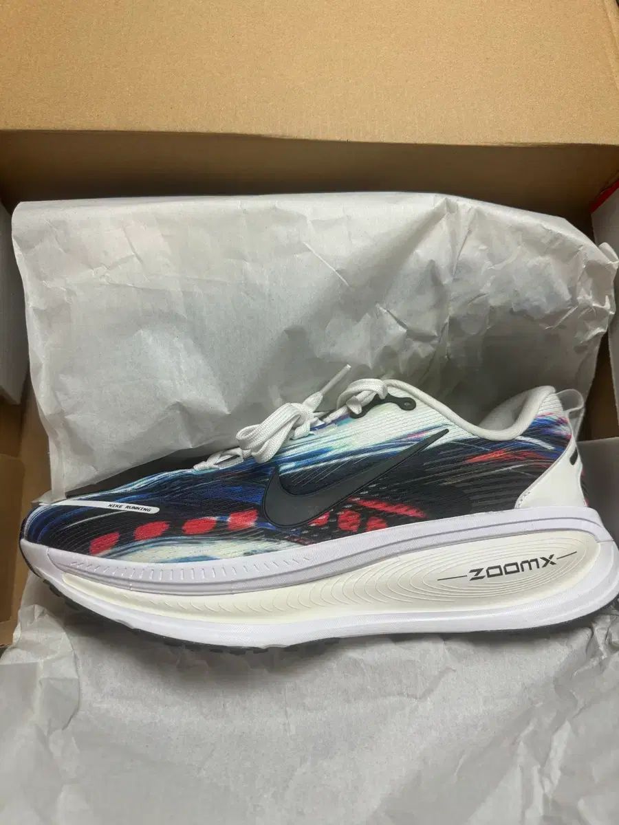 NIKE ボメロ 18 マルチ 白 韓国 店舗