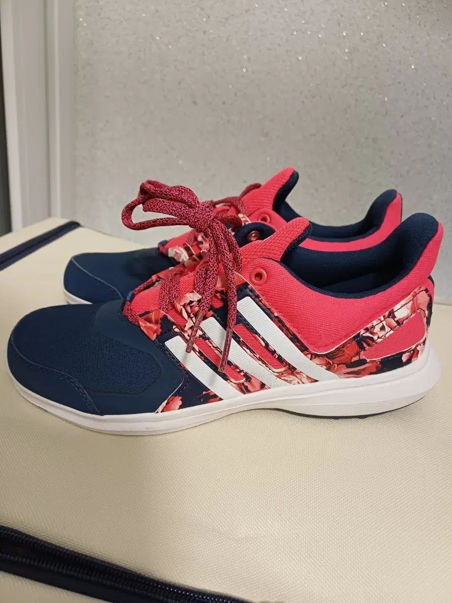 アディダス レディース ランニングシューズ 220