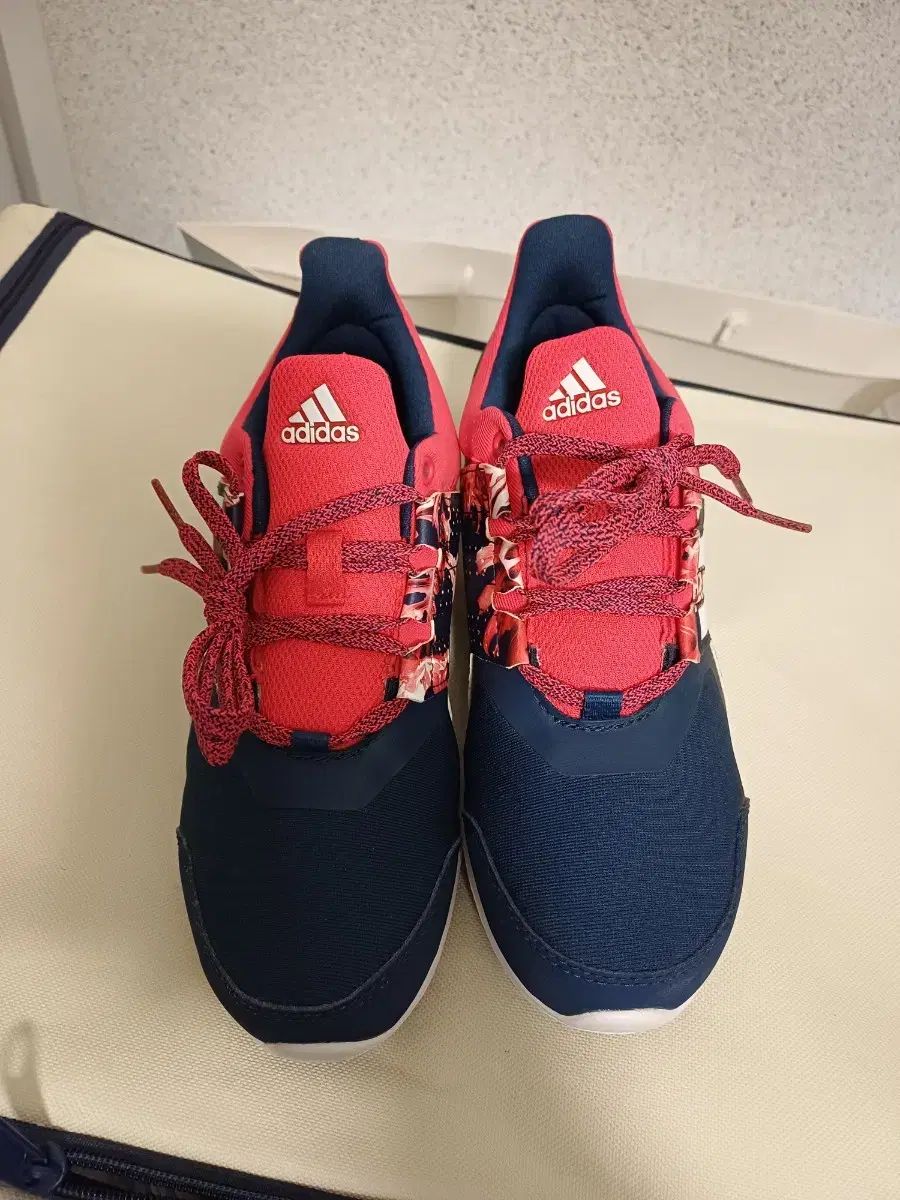 アディダス レディース ランニングシューズ 220