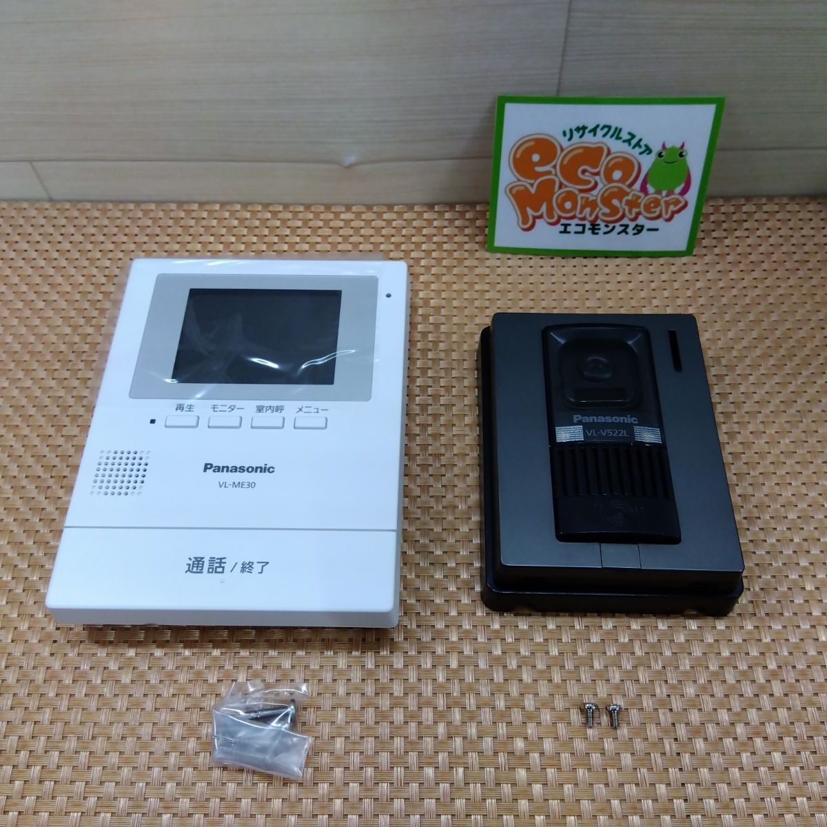 ターコイズグリーンに黒や色とりどりの細首ボトル❁幾何学的 うろこ