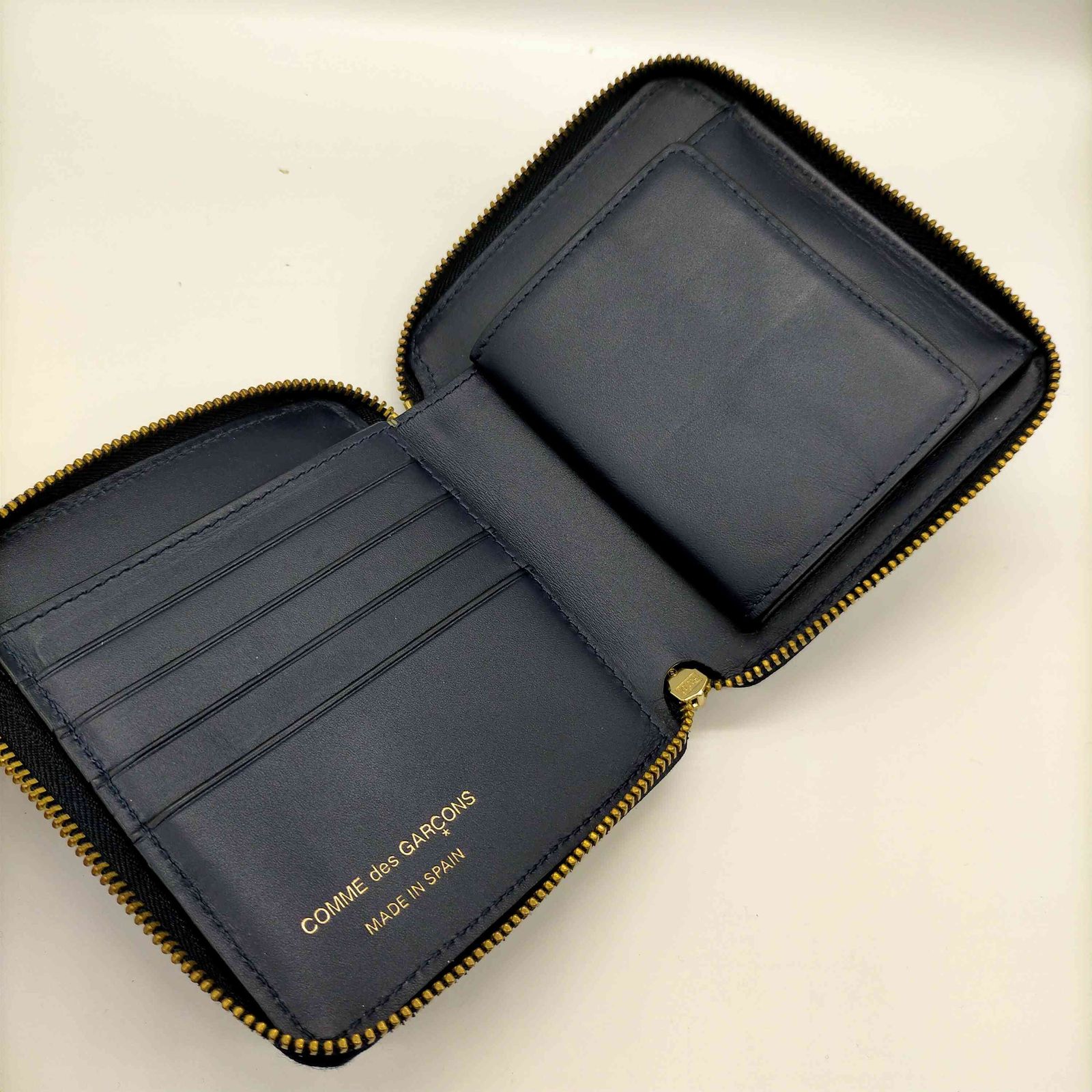 Wallet COMME des GARCONS(ウォレットコムデギャルソン) 24AW スペイン製 ARECALF  レザー 二つ折り財布  レディース 表記無 【中古】【ブランド古着バズストア】 ウォレットコムデギャルソン Wallet COMME des GARCONS 24AW スペイン