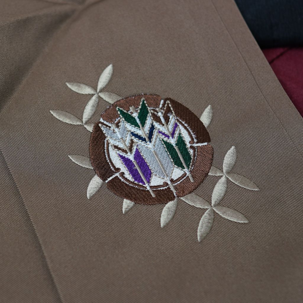 エンジ色×ベージュ系 着物は黒色